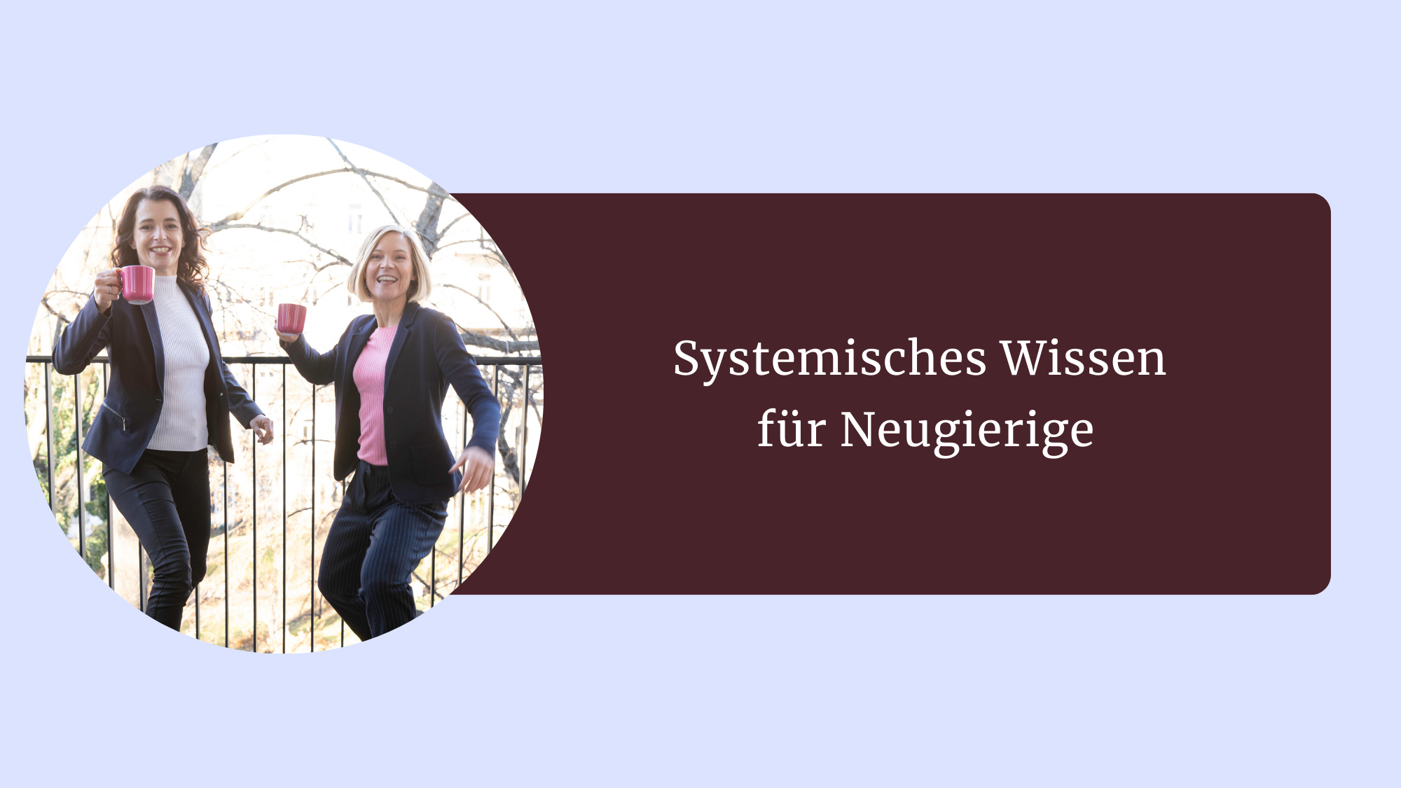 2 Frauen, eine schlank und dunkelhaarig, die andere ein bisschen kleiner schlank und blond. Mit einer Kaffeetasse in der Hand und gehen einen Schritt, lachend auf die Kamera zu.